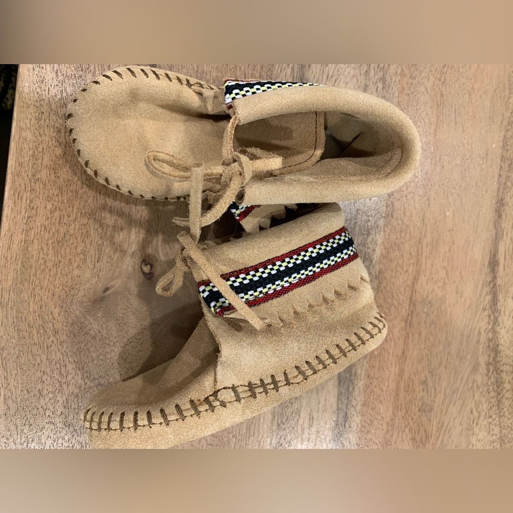 Mint Baby Minnetonka suede moccasin stitch details size 5 boho casual minimalist